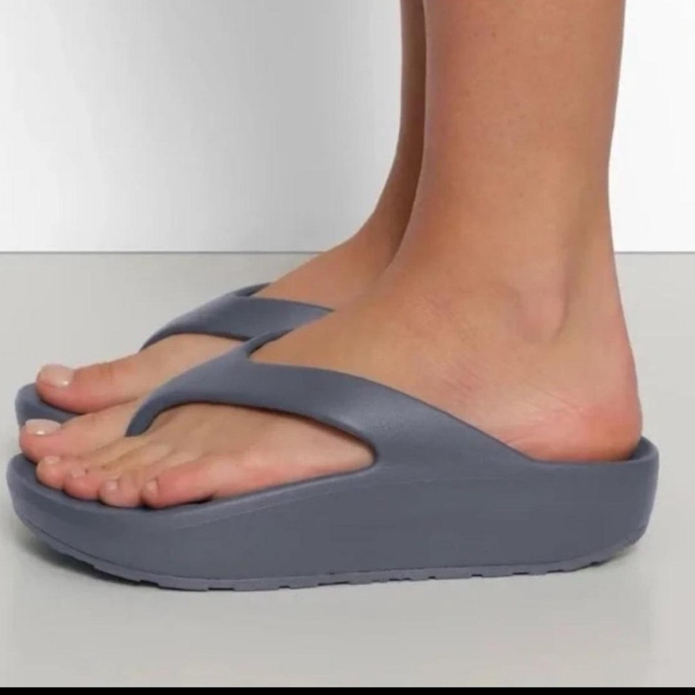 SKIMS *NWOT Waterproof Molded Sandal Thong Flip Flop Platform |Gunmetal Grey